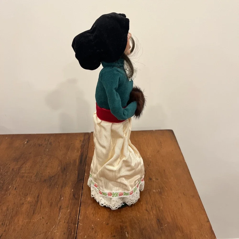 1992 BYERS CHOICE CHRISTMAS CAROLER Woman Long Brown Hair Green White Dress